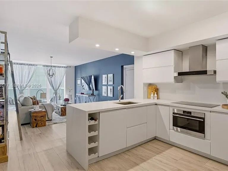 31 SE 5th St #2410 — Photo 2