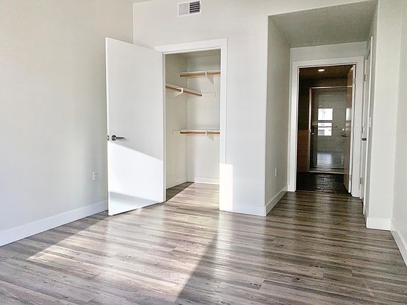 Bedroom's Walk-in closet