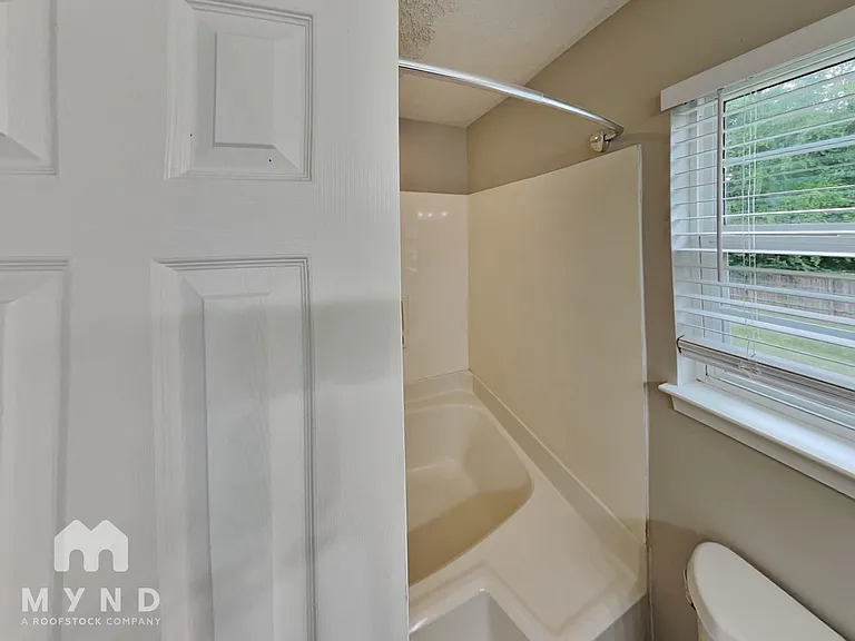 219 Chattaroy Dr — Photo 16