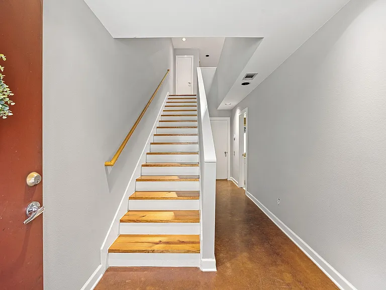 913 Robin St — Photo 3