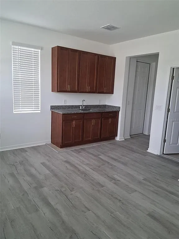 7 bed, 5.0 bath, 4627 sqft, $5,200 — Photo 3