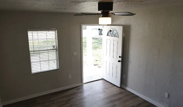 815 E Main St — Photo 9