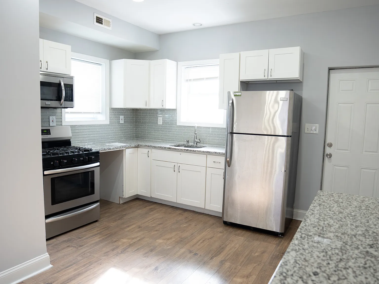 3 bed, 1.5 bath, $1,500 — Photo 2