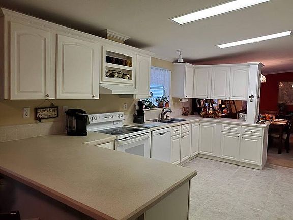 4th image of 6 Ashbury Ln