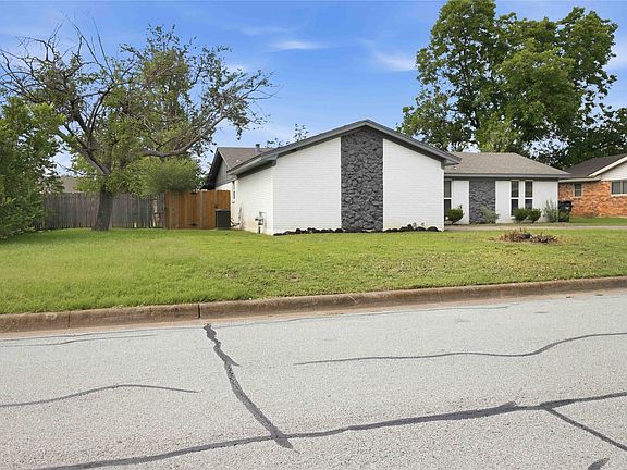 3rd image of 1305 Pinehurst Dr