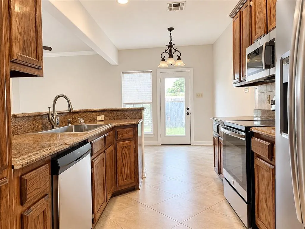 3 bed, 1674 sqft, $2,000 — Photo 3