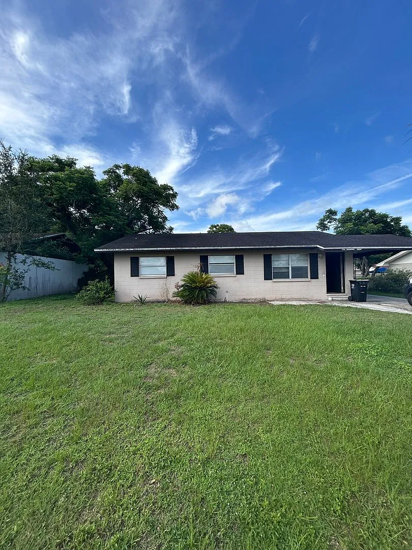 Spacious Three Bedroom Two Bath Home For Rent ! — Photo 1