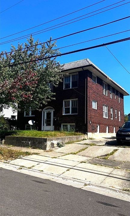 2nd image of 2319 22nd St SW
