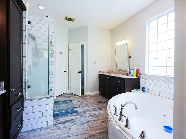 2422 Lansing Cir — Photo 17