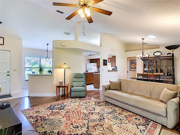 5th image of 559 Carrigan Ave