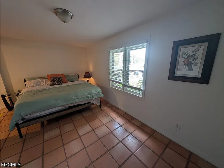 1637 Woodford Ave — Photo 7