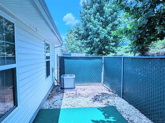 2nd image of 526 Edgecliff Ln
