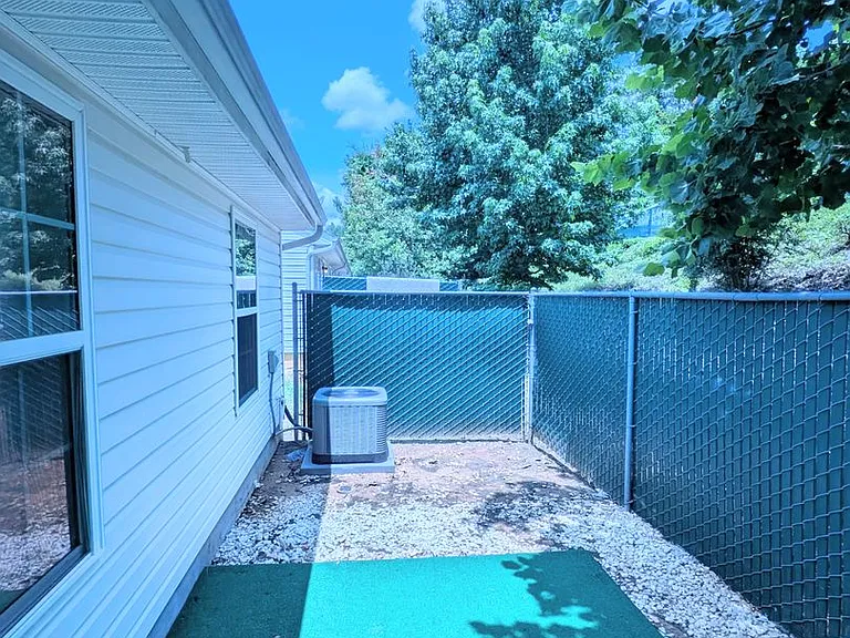 526 Edgecliff Ln — Photo 2