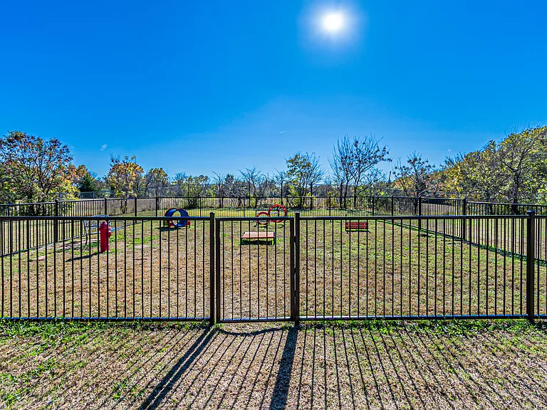 Thorn Manor Apartments — Photo 8