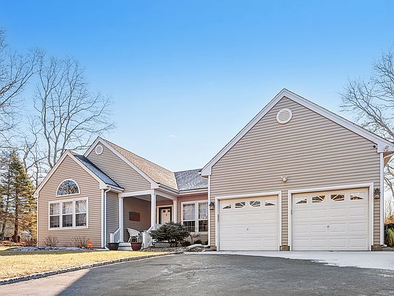 2nd image of 2 Wood Hollow Dr