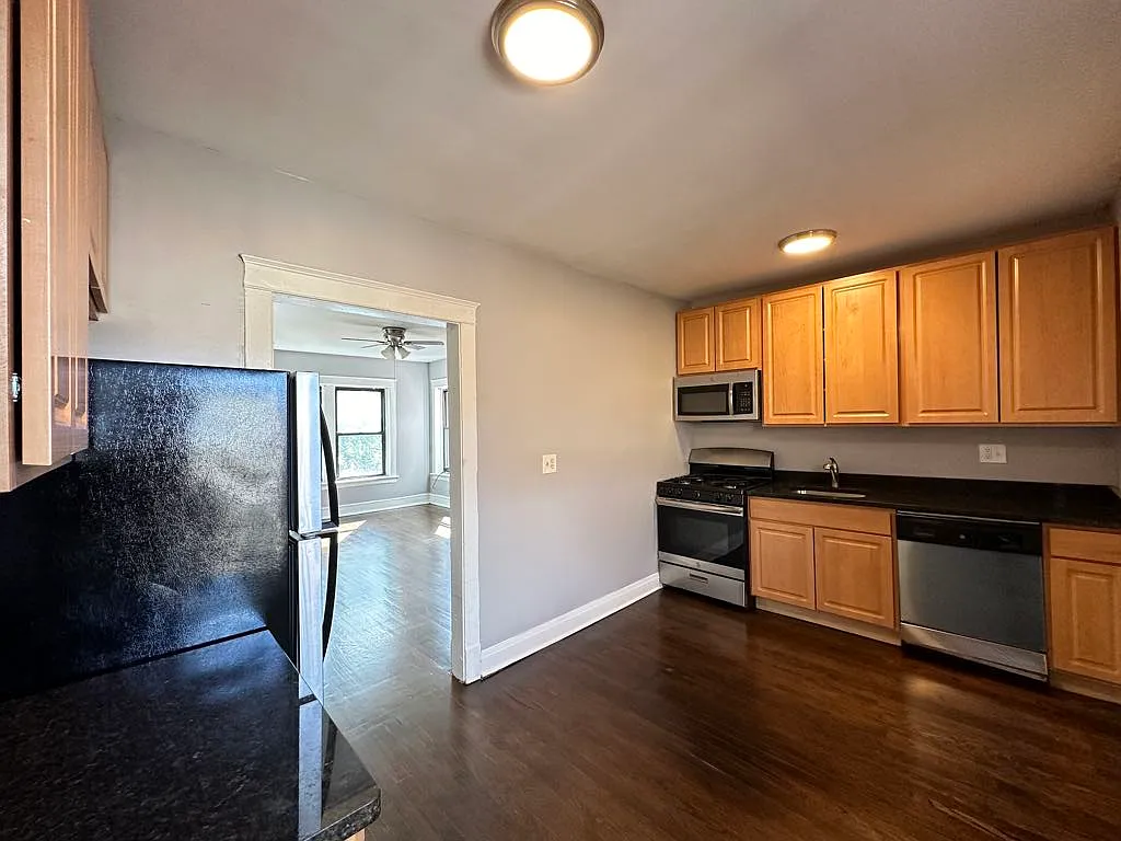 Building Photo - 3602 W Sunnyside Ave #4