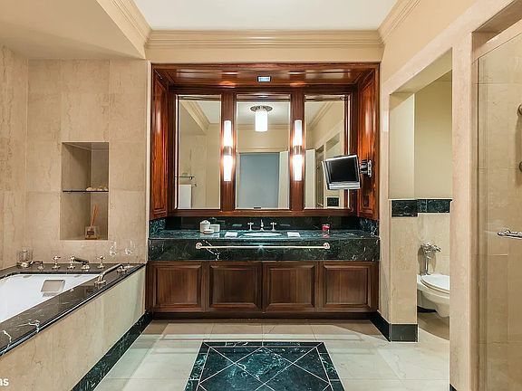 3rd image of 55 Wall St APT 716