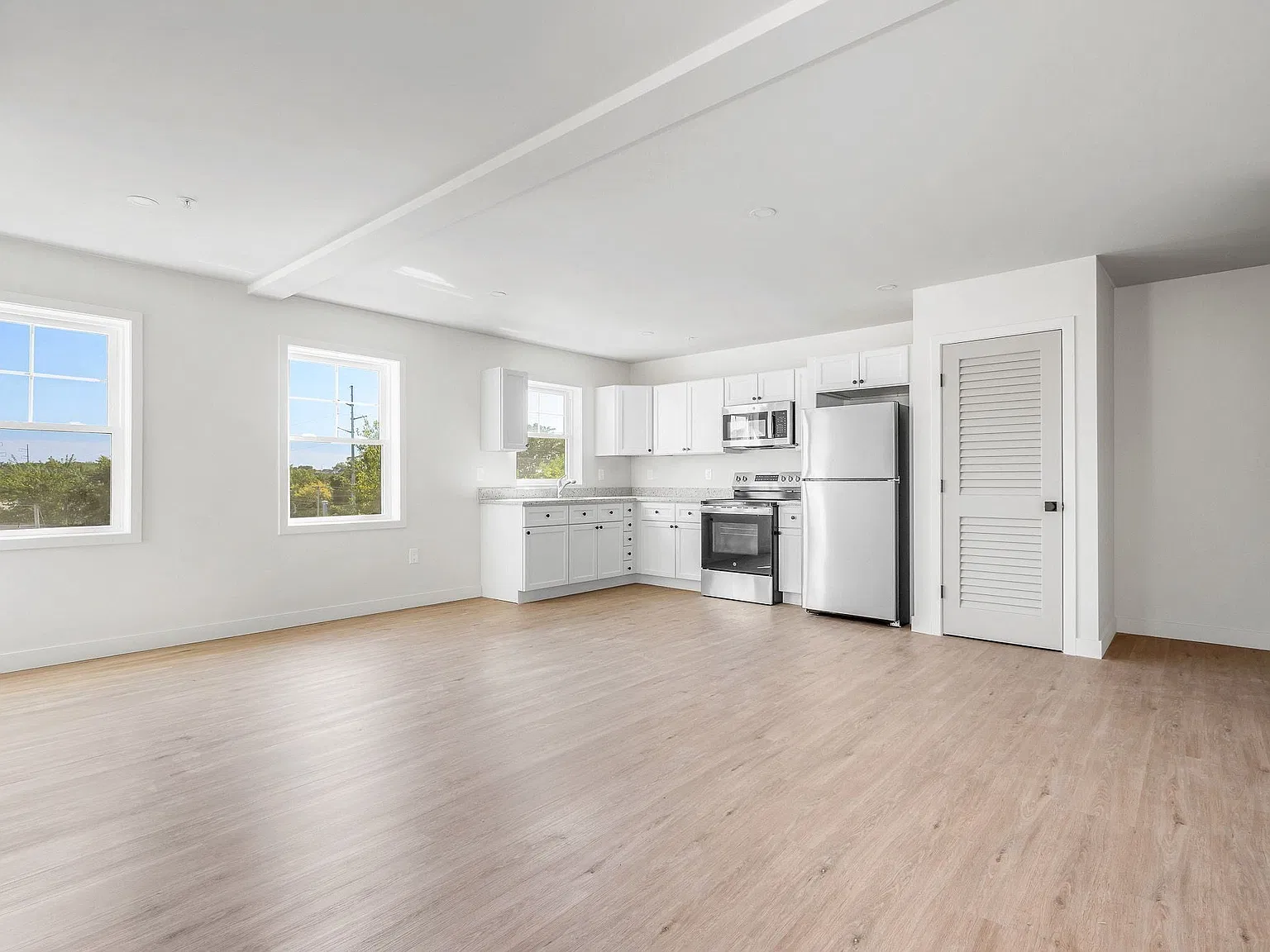 2 bed, 1.0 bath, 888 sqft, $2,300 — Photo 2
