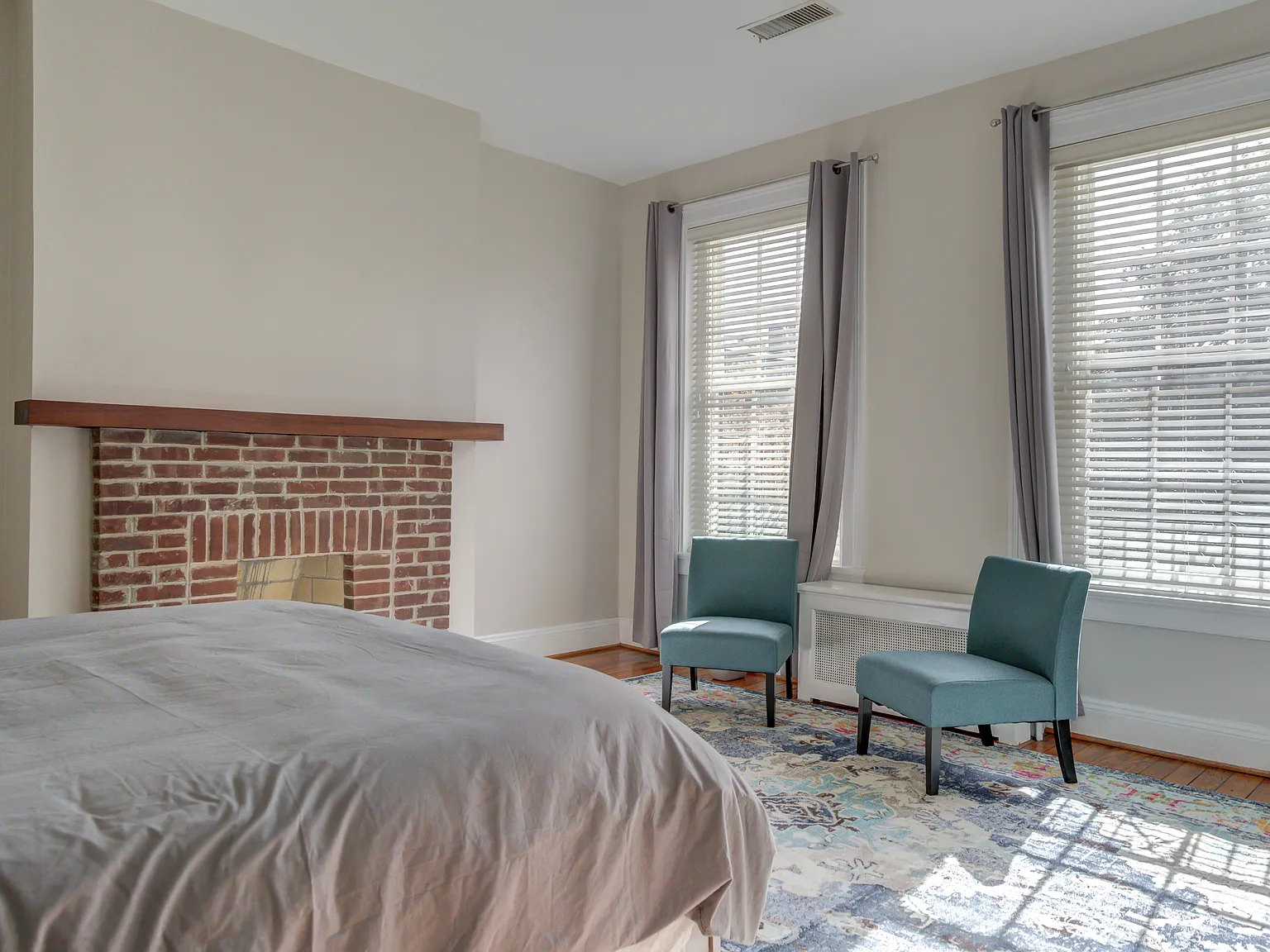 414 W Franklin St — Photo 4