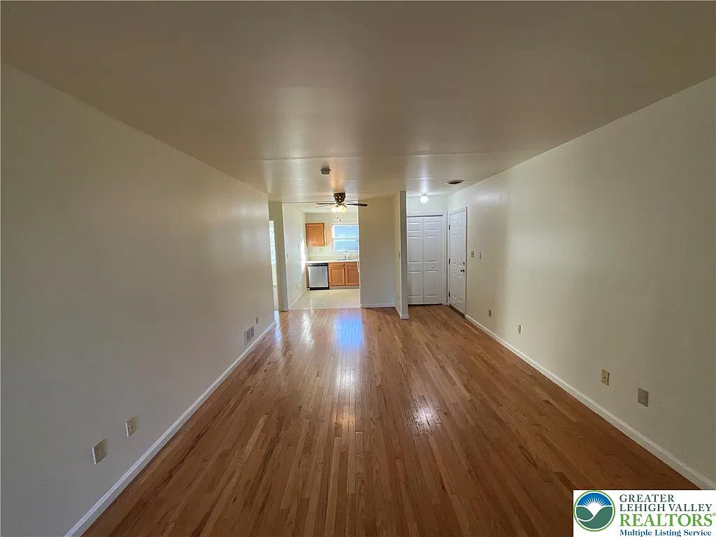 2 bed, 1050 sqft, $1,500 — Photo 3