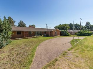 910 W 2nd St, Claude, TX 79019