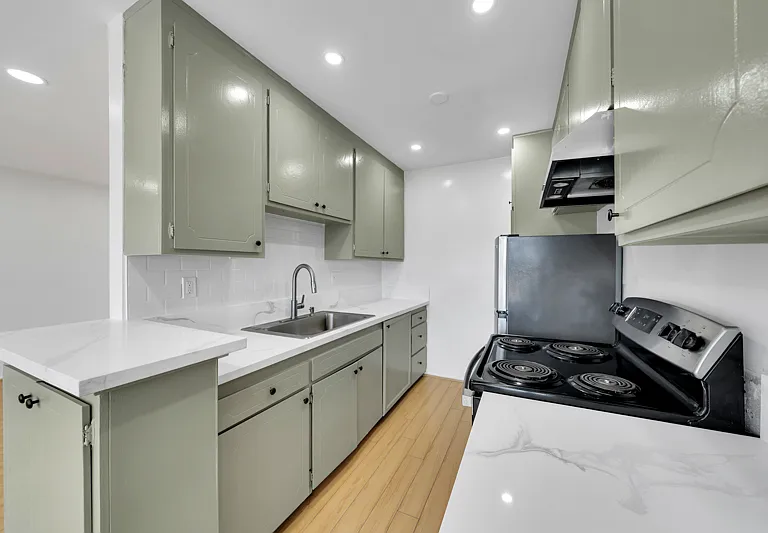 200 N Oxford Ave #11 — Photo 7