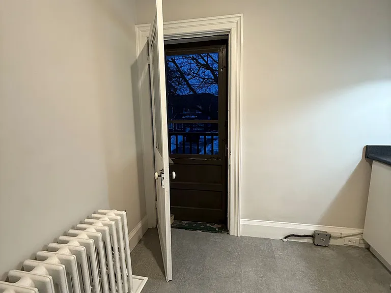 59 B Wellington St E #UPPER — Photo 9