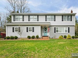 233 Meadowbrook Rd, Wyckoff, NJ 07481