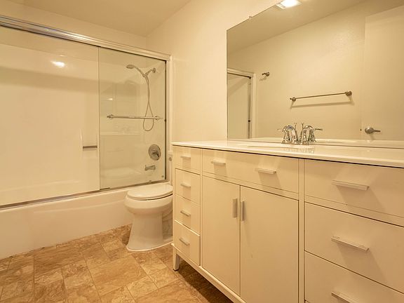 5th image of 1471 N Fair Oaks Ave APT 5