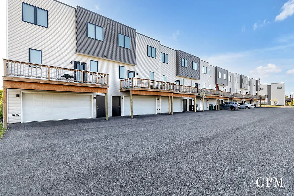 3 bed, 1734 sqft, $2,600 — Photo 3