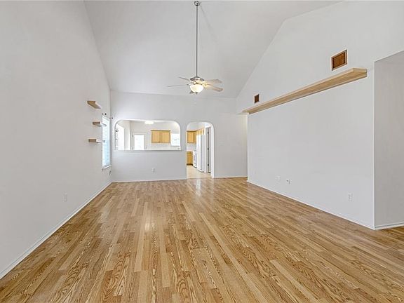4th image of 17405 Orwell Ln