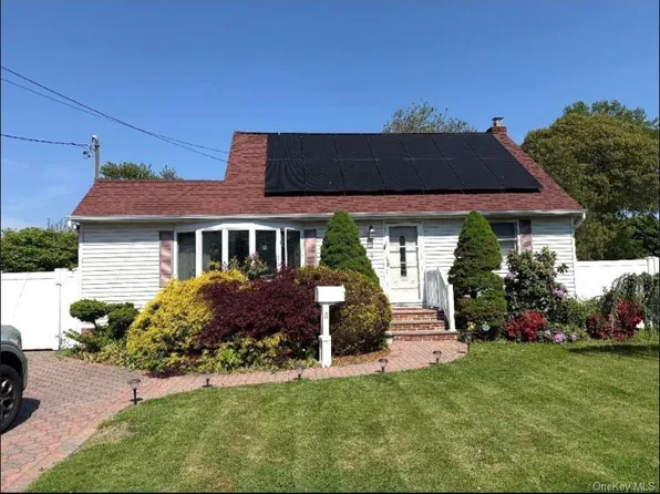 8 Wantagh Avenue, East Islip, NY 11730