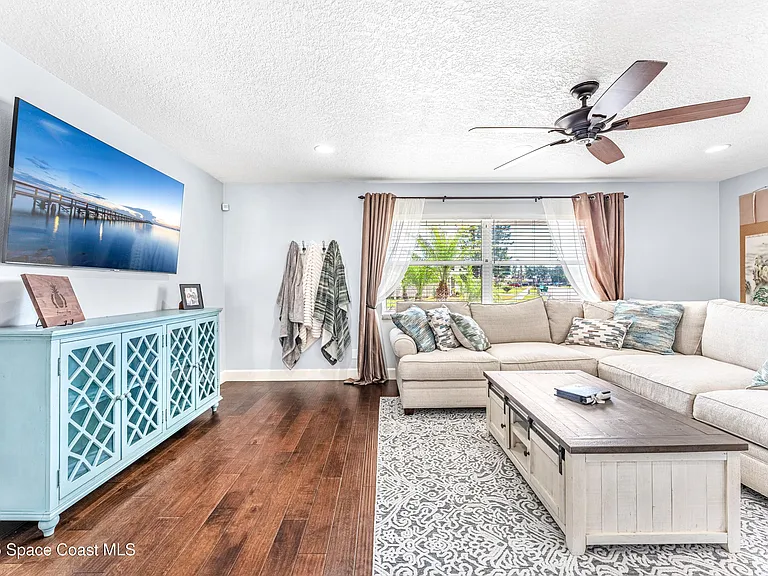 113 Las Palmas — Photo 11