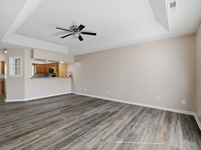Sterling Pointe Apartments — Photo 43