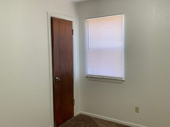 3rd image of 834 S Crockett Dr