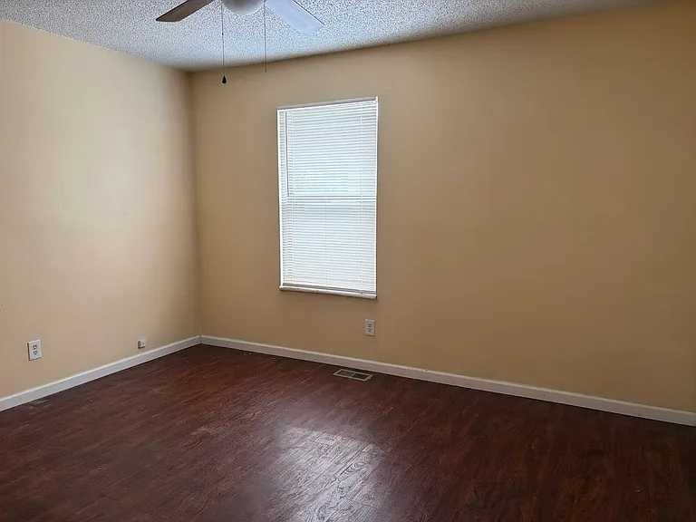 2116 Lightning Dr — Photo 3