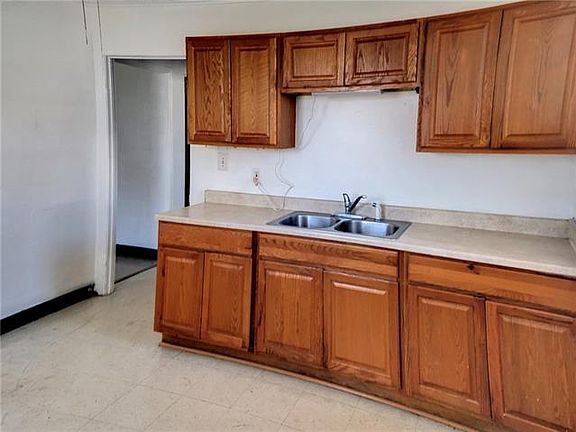 4th image of 444 Westwood Dr