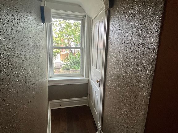 5th image of 3847 Wyoming St #1F