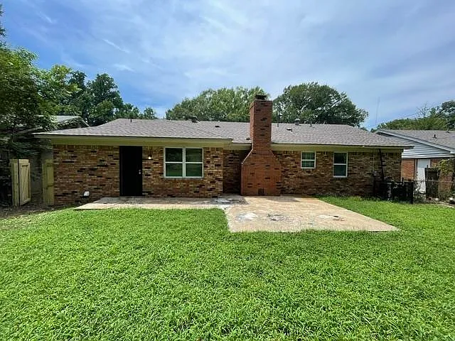 3 bed, 1.5 bath, 1306 sqft, $1,295 — Photo 2