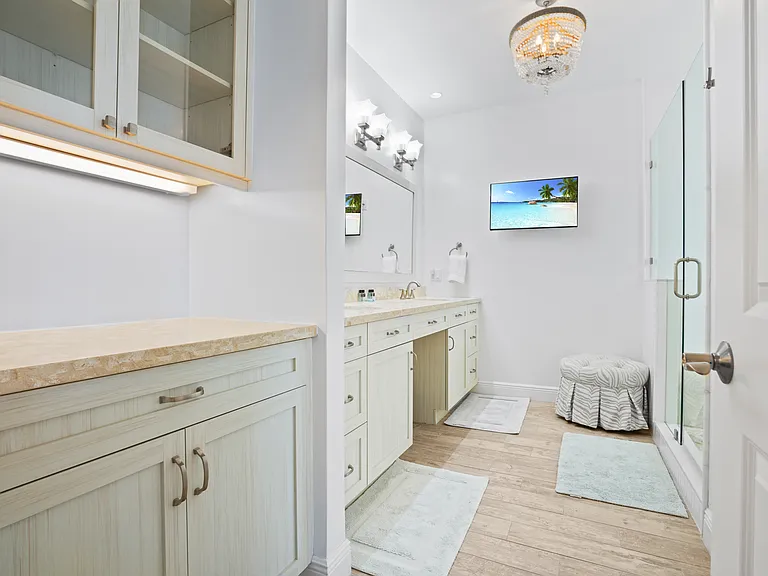 Primary EN-SUITE BATH
