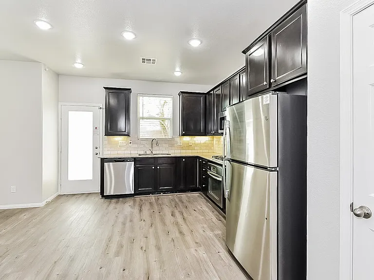 10509 W Gilmore Ave — Photo 6