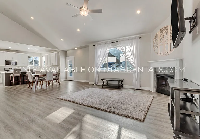 693 Spruce Way — Photo 5