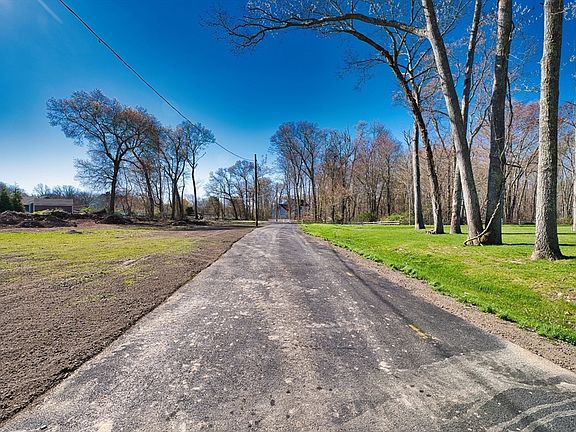 5th image of 532 Old Warren Rd