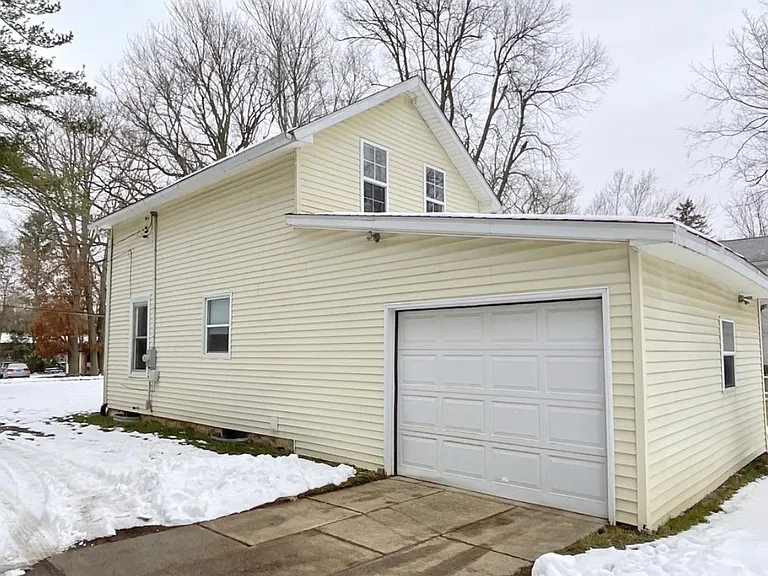 715 Spruce St — Photo 2