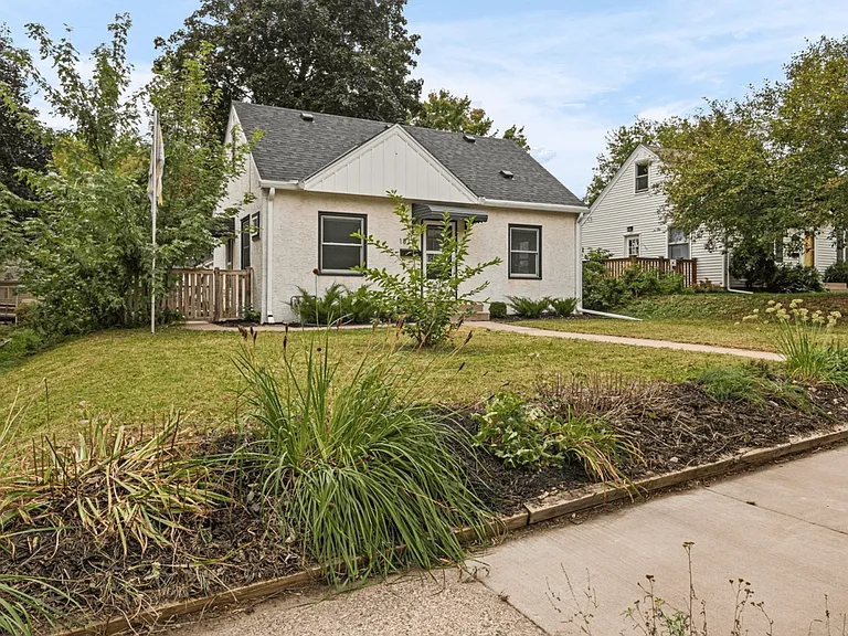 1818 Cleveland St NE — Photo 2