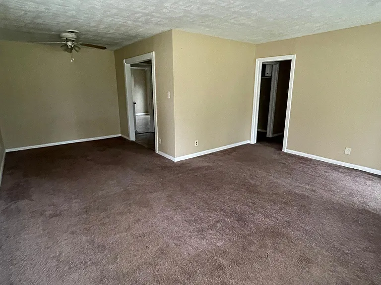 257 Roxton Ln — Photo 2