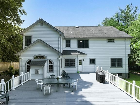 3rd image of 19 Wostbrock Ln