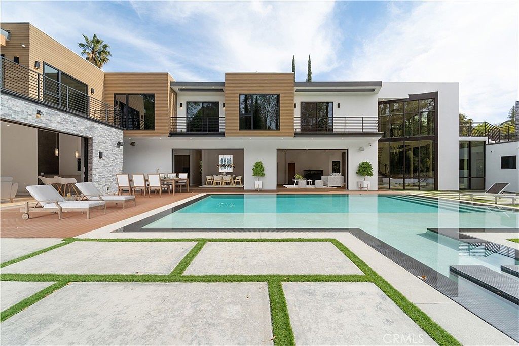 4653 Vanalden Ave, Tarzana, CA 91356 | MLS #SR26005771 | Zillow