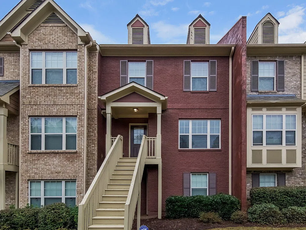3 bed, 2.0 bath, 1905 sqft, $2,310 — Photo 1