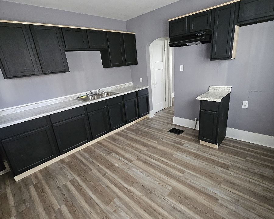 2nd image of 612 Hulbert St